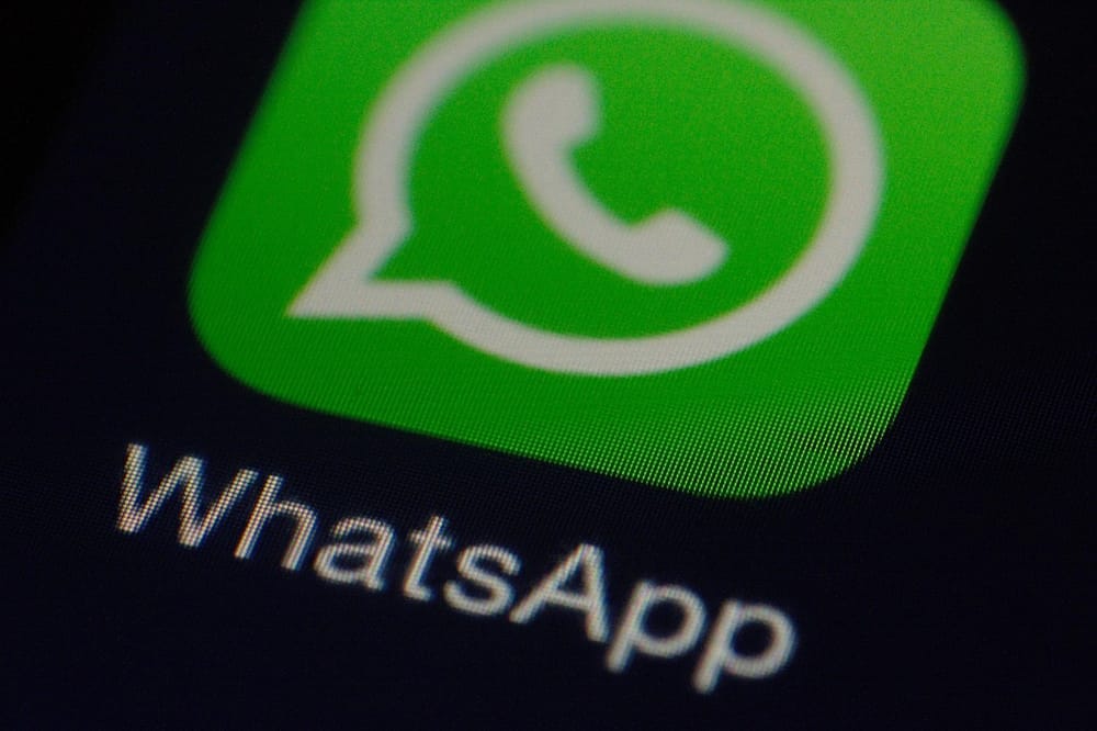 You are currently viewing 8 kluczowych ustawień i najlepszych praktyk – Jak chronić WhatsApp przed hakerami i oszustami