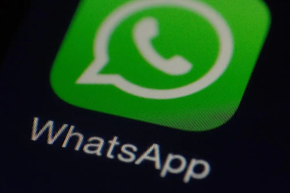 You are currently viewing 8 kluczowych ustawień i najlepszych praktyk – Jak chronić WhatsApp przed hakerami i oszustami